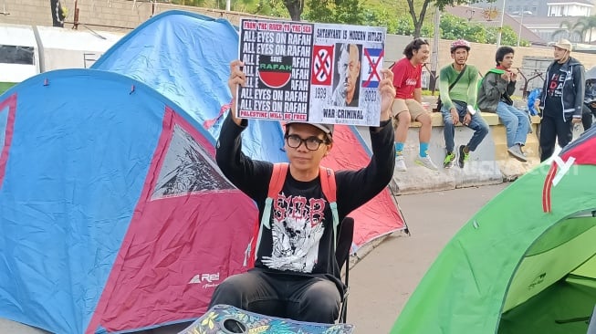 Penampakan para pendemo mendirikan tenda saat Aksi demo Bela Palestina di depan kantor Kedubes Amerika Serikat di Jakarta. (Suara.com/Dea)