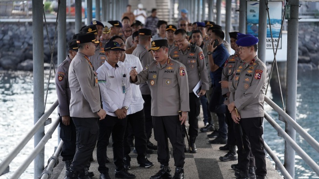 Kabaharkam Polri Komjen Fadil Imran mengecek pengamanan di Pelabuhan Ketapang Banyuwangi jelang pelaksanaan World Water Forum atau WWF Bali pada Jumat (10/5/2024). [Dok. Polri]