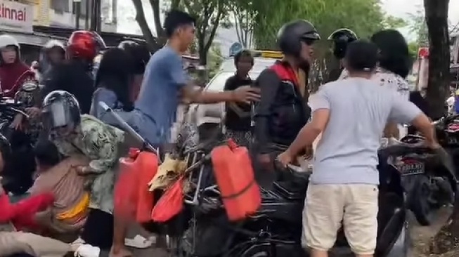 Viral Pemuda Bonceng Tiga Ugal-Ugalan di Pontianak, Tabrak Ibu dan Anak hingga Hampir Dihakimi Massa