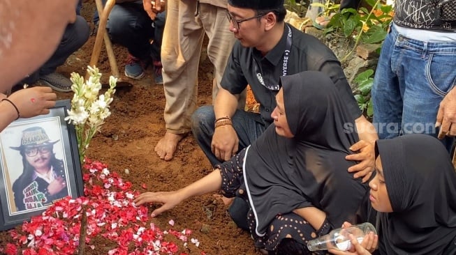 Suasana pemakaman penyanyi Jhonny Iskandar di kawasan Sentul, Bogor, Jawa Barat, Jumat (10/5/2024) [Suara.com/Adiyoga Priyambodo]