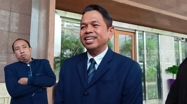 Dedi Mulyadi, mantan Bupati Purwakarta yang datang ke pernikahan Rizky Febian dan Mahalini di Hotel Raffles, Jakarta Selatan pada Jumat (10/4/2024). [Suara.com/Rena Pangesti]