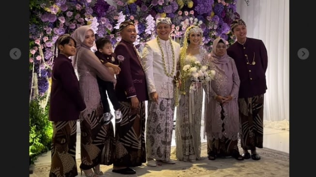 Nathalie Holscher mengabadikan momen foto keluarga saat pernikahan Rizky Febian dan Mahalini Raharja (Instagram)