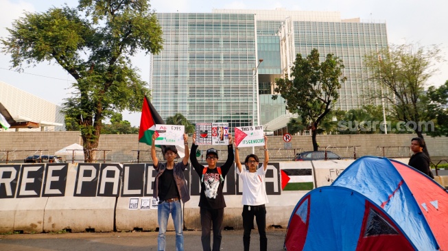 Sejumlah massa melakukan aksi di dekat tenda saat aksi solidaritas untuk Palestina di depan Kedutaan Besar Amerika untuk Indonesia, Jakarta, Jumat (10/5/2024). [Suara.com/Alfian Winanto]
