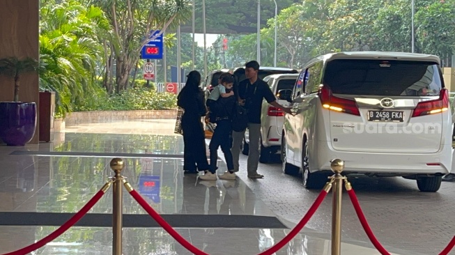 Adzam, anak Sule dan Nathalie Holscher tiba di lokasi pernikahan Rizky Febian dan Mahalini di Hotel Raffles, Jakarta Selatan pada Jumat (10/5/2024). [Suara.com/Rena Pangesti]