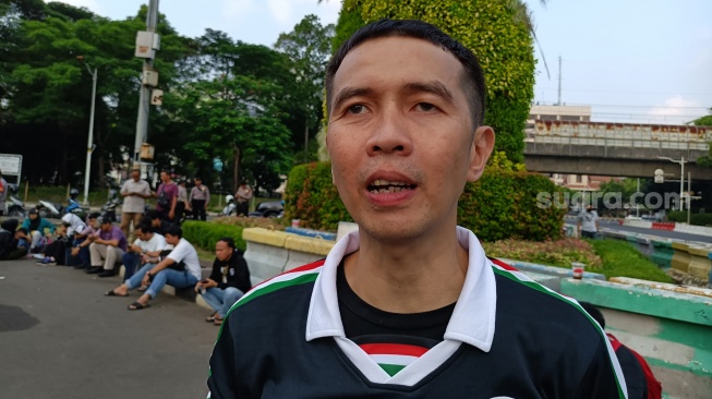  Kordinator Lapangan Koalisi Musisi untuk Gaza Eka Annash saat demo Palestina di depan kantor Kedubes Amerika Serikat di Jakarta. (Suara.com/Dea)