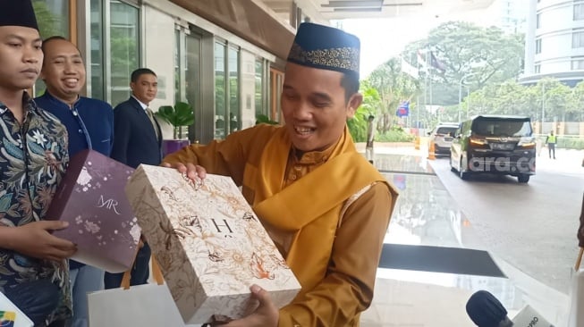 Ustaz Maulana, tamu di pernikahan Rizky Febian dan Mahalini di Hotel Raffles, Jakarta Selatan pada Jumat (10/5/2024). [Suara.com/Rena Pangesti]