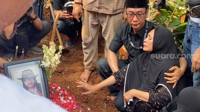 Suasana pemakaman penyanyi Jhonny Iskandar di kawasan Sentul, Bogor, Jawa Barat, Jumat (10/5/2024) [Suara.com/Adiyoga Priyambodo]