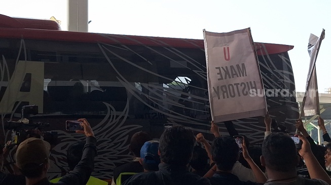 Suporter menyambut kedatangan rombongan Timnas Indonesia U-23 di Bandara Soekarno-Hatta, Sabtu (11/5/2024). (Suara.com/Adie Prasetyo Nugraha).