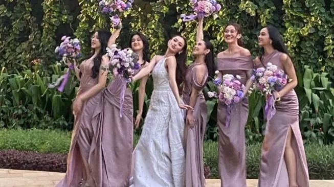 Adu Gaya Bridesmaid Mahalini (instagram/@aaliyah.massaid)