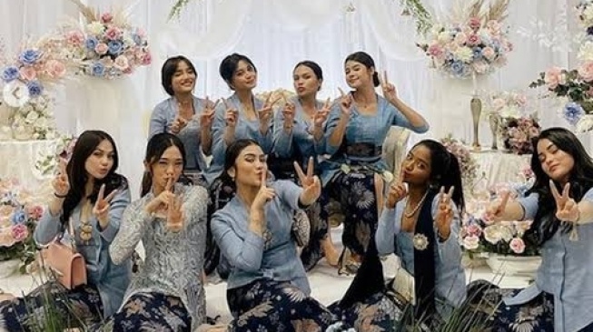 Fuji saat jadi bridesmaid Azizah Salsha dan Pratama Arhan (Instagram/@fuji_an)