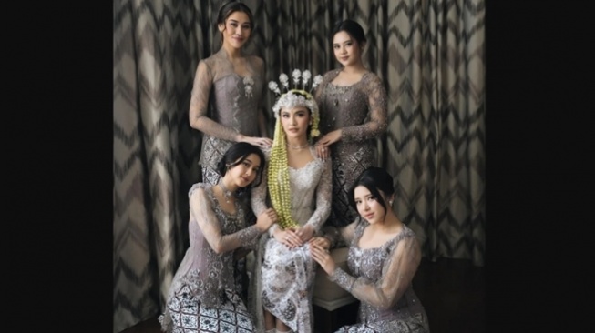 Adu Gaya Bridesmaid Mahalini (instagram/@aaliyah.massaid)