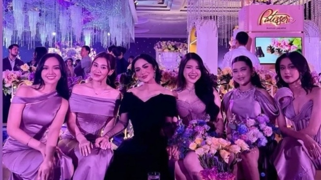 Adu Gaya Bridesmaid Mahalini (instagram/@aaliyah.massaid)