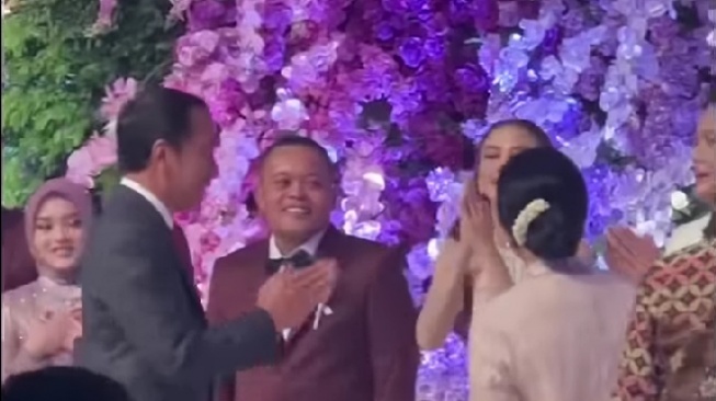 Ekspresi Sule disorot saat Jokowi hadir di acara nikahan Rizky Febian dan Mahalini. [Beterindo/YouTube]