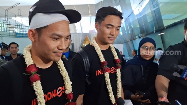 Pemain Timnas Indonesia U-23 Witan Sulaeman dan Ernando Ari di Bandara Soekarno-Hatta Tangerang, Sabtu (11/5/2024). [Suara.com/Adie Prasetyo]