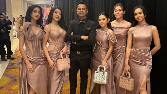 Adu Gaya Bridesmaid Mahalini (instagram/@aaliyah.massaid)