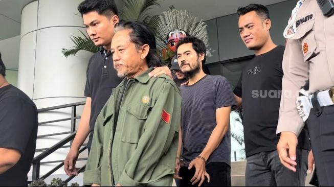 Epy Kusnandar dan Yogi Gamblez jelang diperiksa kesehatan usai ditangkap atas kasus narkoba, Polres Metro Jakarta Barat, Sabtu (11/5/2024) [Suara.com/Rena Pangesti]