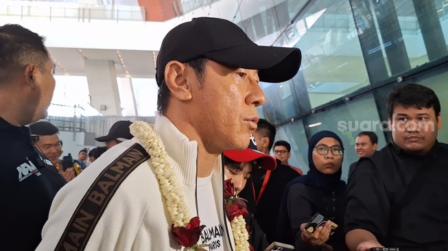 Pelatih Timnas Indonesia U-23 Shin Tae-yong di Bandara Soekarno-Hatta, Tangerang, Sabtu (11/5/2024). (Suara.com/Adie Prasetyo Nugraha).