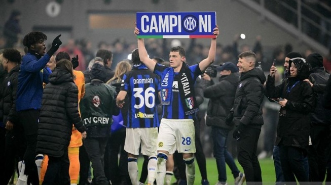 Pemain bertahan Inter Milan asal Prancis, Benjamin Pavard (tengah) merayakan perebutan gelar juara Serie A Italia, Scudetto 2024 usai mengalahkan AC Milan di Stadion San Siro di Milan, Italia, Senin (22/4/2024) waktu setempat. ANTARA/AFP/Marco Bertorello/aa. (AFP/MARCO BERTORELLO)