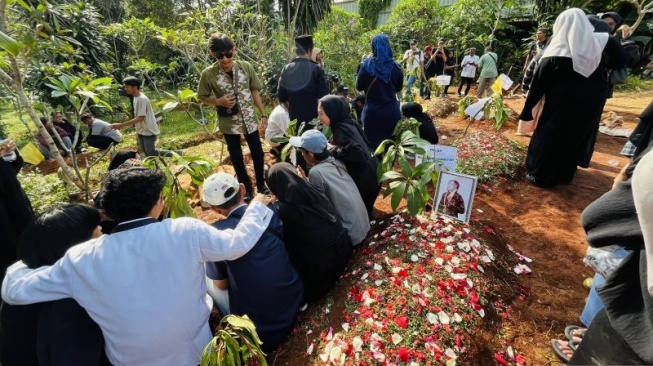 Suasana Pemakaman Tragedi Bus SMK Lingga Kencana, Doa Mengiringi Kepergian Para Murid