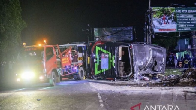 Mobil derek berusaha mengevakuasi bus yang terlibat kecelakaan di Desa Pelasari, Kecamatan Ciater, Kabupaten Subang, Jawa Barat, Sabtu (11/5/2024) malam. ANTARA FOTO/Raisan Al Farisi 