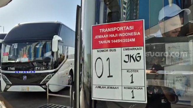 Total Ada 388 Jemaah, Kloter Pertama Haji Indonesia Terbang ke Arab Saudi