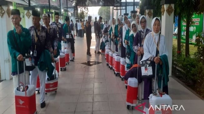 Wamenag Lepas Ratusan Calhaj Asal Temanggung Kloter Pertama dari Embarkasi Solo