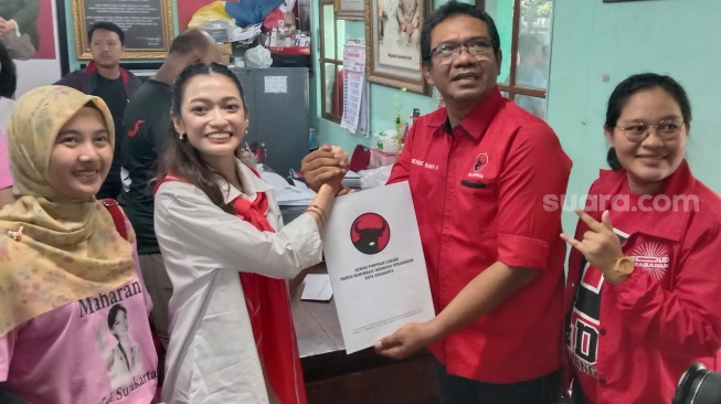 Putri Politisi PDIP Aria Bima Resmi Daftar Bakal Cawali Solo Lewat PDIP