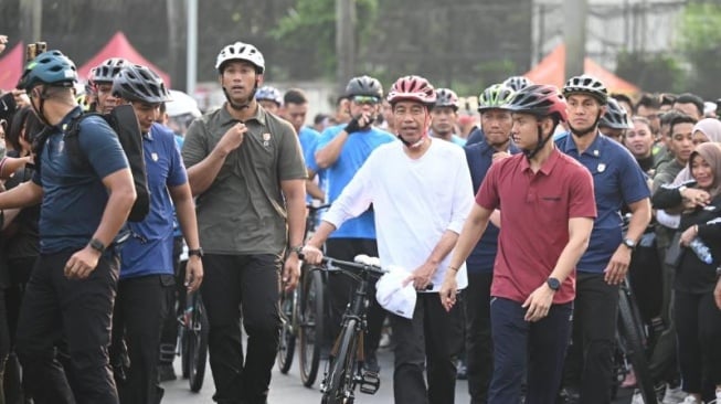 Presiden Joko Widodo atau Jokowi memanfaatkan suasana Minggu (12/5/2024) pagi yang cerah untuk melakukan aktivitas olahraga bersama masyarakat di kawasan bebas kendaraan bermotor atau car free day di sepanjang Jalan Jenderal Sudirman hingga M.H Thamrin, Jakarta. (Foto: Kris - Biro Pers Sekretariat Presiden)