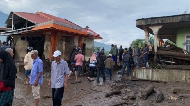 Banjir di Pasaman Barat Paksa Siswa SD Melakukan Ujian Akhir Sekolah di Masjid