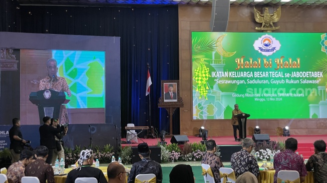 Sekjen Gerindra Ahmad Muzani saat berpidato di acara halalbihalal Ikatan Keluarga Besar Tegas se-Jabodetabek di Gedung Nusantara IV, Kompleks Parlemen Senayan, Jakarta, Minggu (12/5/2024). (Suara.com/Novian)