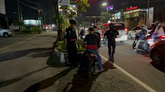 Ganja Ditemukan Tersembunyi di Bungkus Rokok saat Razia Knalpot Brong, Pemotor di Bogor Diamankan