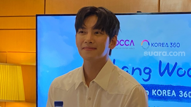 Ji Chang Wook dalam konferensi pers sebelum acara fan sign gratis "Ji Chang Wook Fansign Event in KOREA 360" di Lotte Mall Jakarta pada Minggu (12/5/2024). [Suara.com/Tiara Rosana]