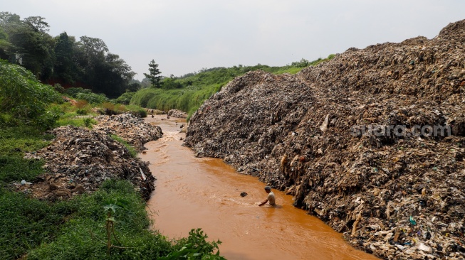 Suasana di lokasi longsor Tempat Pembuangan Akhir (TPA) Cipayung yang menimbun Kali Pesanggrahan di Depok, Jawa Barat, Senin (13/5/2024). [Suara.com/Alfian Winanto]