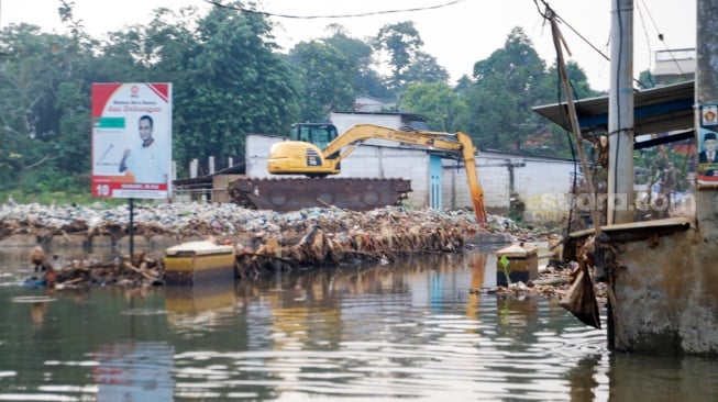 Suasana kawasan yang terendam banjir di Kampung Bulak Barat, Cipayung, Kota Depok, Jawa Barat, Senin  (13/5/2024). [Suara.com/Alfian Winanto]