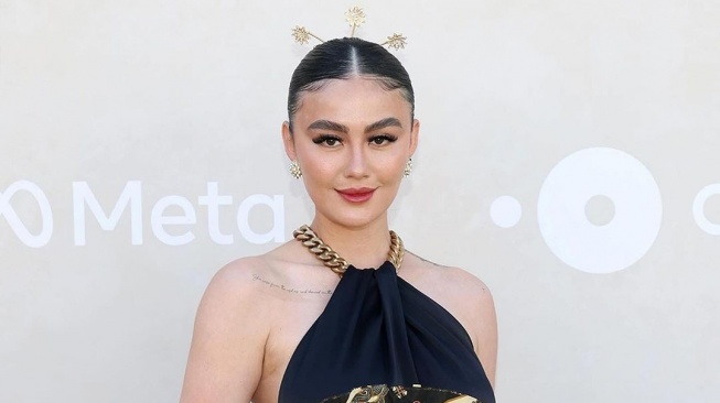 Potret Agnez Mo Hadiri Gold Gala, Tampil Stunning dengan Tusuk Konde dan Kipas Batik