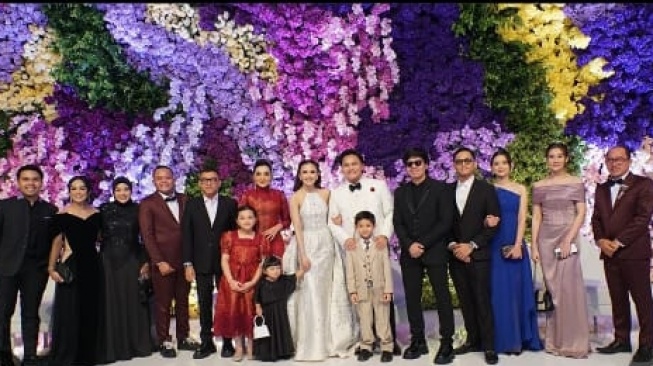 Anang Hermansyah dan keluarga besarnya di pesta nikah Mahalini dan Rizky Febian (Instagram/@ashanty_ash)