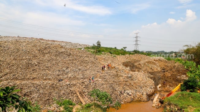 Suasana di Tempat Pembuangan Akhir (TPA) Cipayung di Depok, Jawa Barat, Senin (13/5/2024). [Suara.com/Alfian Winanto]