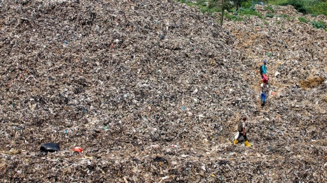 Suasana di Tempat Pembuangan Akhir (TPA) Cipayung di Depok, Jawa Barat, Senin (13/5/2024). [Suara.com/Alfian Winanto]