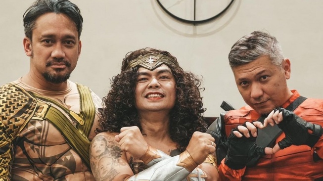 Ultah Bareng! Gading Marten, Tora Sudiro dan Wendy Cagur Dikerjai Pakai Kostum Superhero