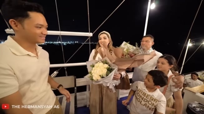 Potret Anang dan Ashanty Rayakan Anniversary ke-12 (YouTube/The Hermansyah A6)