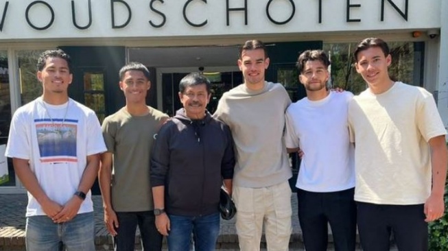 Indra Sjafri bersama lima pemain keturunan Indonesia. (Instagram/@indrasjafri_coach)