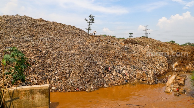 Suasana di lokasi longsor Tempat Pembuangan Akhir (TPA) Cipayung yang menimbun Kali Pesanggrahan di Depok, Jawa Barat, Senin (13/5/2024). [Suara.com/Alfian Winanto]