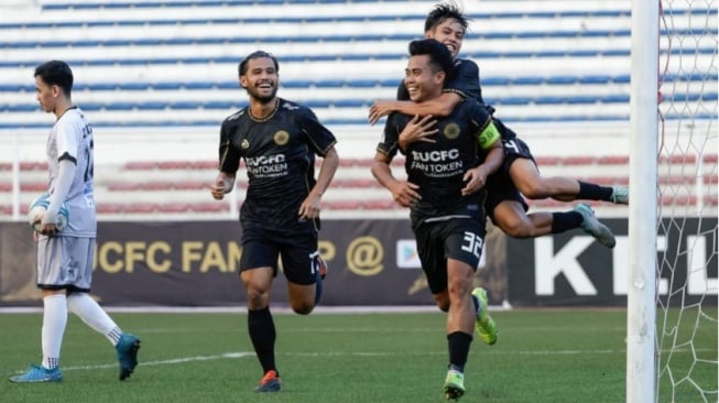 Nurhidayat (kanan) saat sukses mencetak gol ke gawang Don Bosco Garelli FC di liga Filipina. (Instagram/nurhidayanh32)