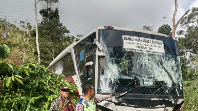 Pandangan Sopir Terhalang Kabut, Bus Terperosok ke Jurang di Jalinsum Liwa