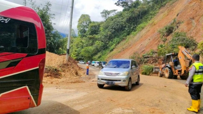 Lalu Lintas Bukittinggi - Malalak Kembali Lancar Pasca Longsor