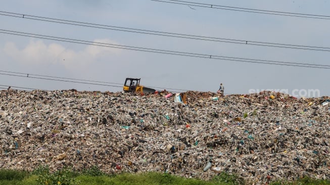 Suasana di Tempat Pembuangan Akhir (TPA) Cipayung di Depok, Jawa Barat, Senin (13/5/2024). [Suara.com/Alfian Winanto]