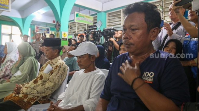 Ekspresi haru para ahli waris korban kecelakaan bus saat menerima santunan di SMK Lingga Kencana, Depok, Jawa Barat, Senin (13/5/2024). [Suara.com/Alfian Winanto]