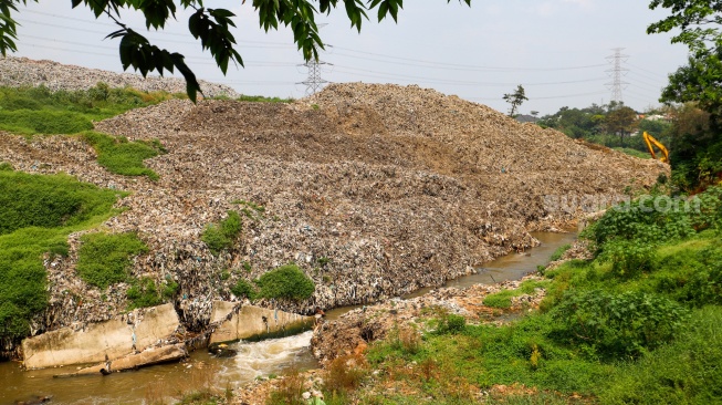 Suasana di lokasi longsor Tempat Pembuangan Akhir (TPA) Cipayung yang menimbun Kali Pesanggrahan di Depok, Jawa Barat, Senin (13/5/2024). [Suara.com/Alfian Winanto]