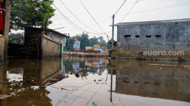 Suasana kawasan yang terendam banjir di Kampung Bulak Barat, Cipayung, Kota Depok, Jawa Barat, Senin  (13/5/2024). [Suara.com/Alfian Winanto]