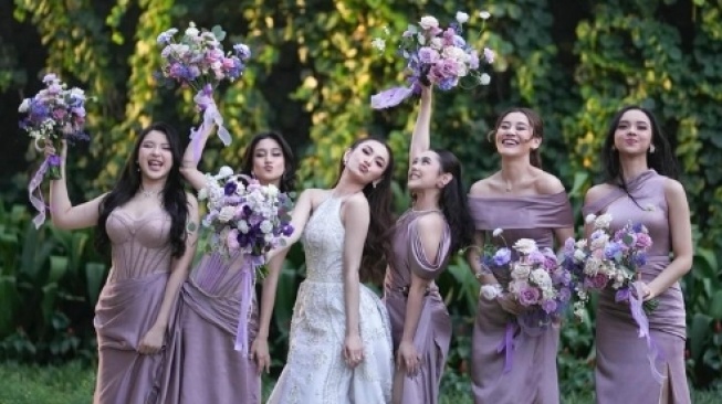 Mahalini dan bridesmaid di pernikahannya (Instagram/mahaliniraharja)